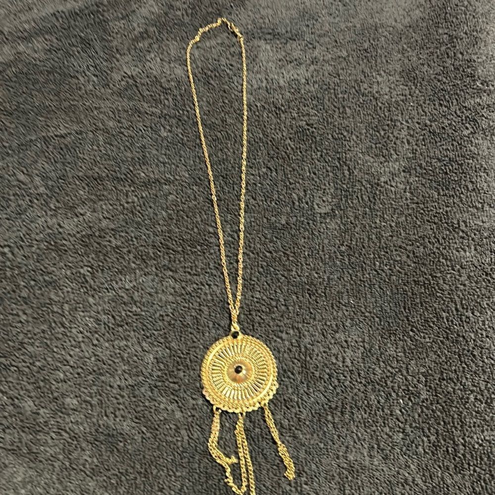 Long necklace with a brown gold design ring